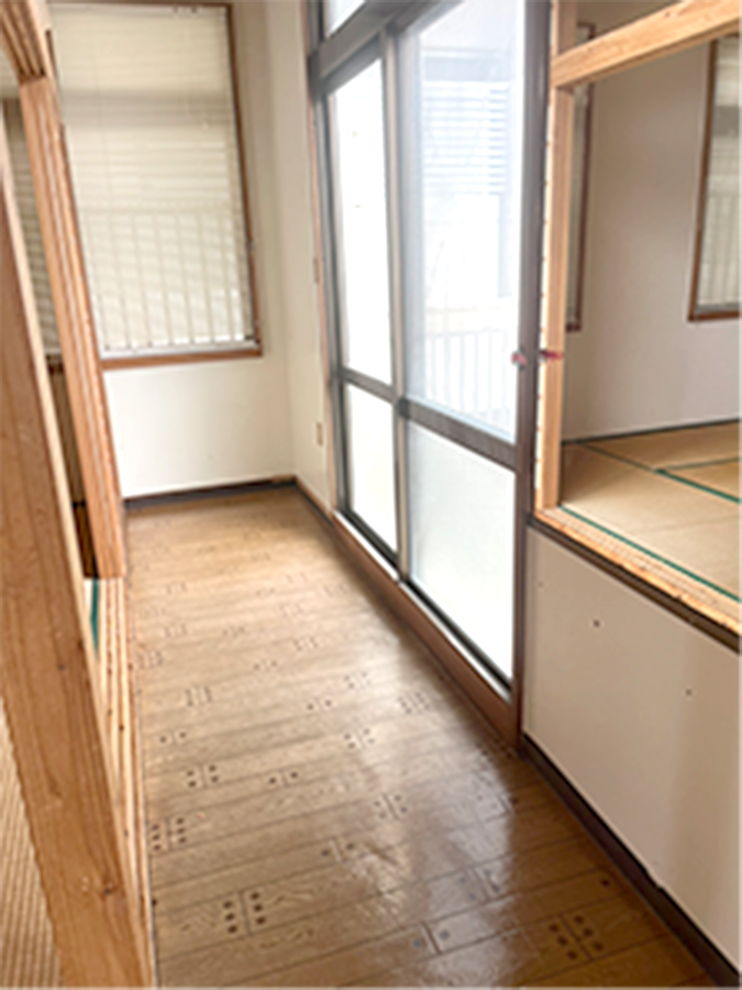 回収後：荷物がなくなり、床が見えるようになった部屋
