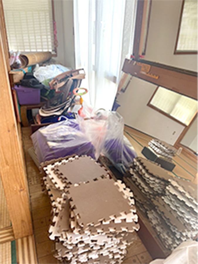回収前：子ども用品やジョイントマットが置かれた部屋