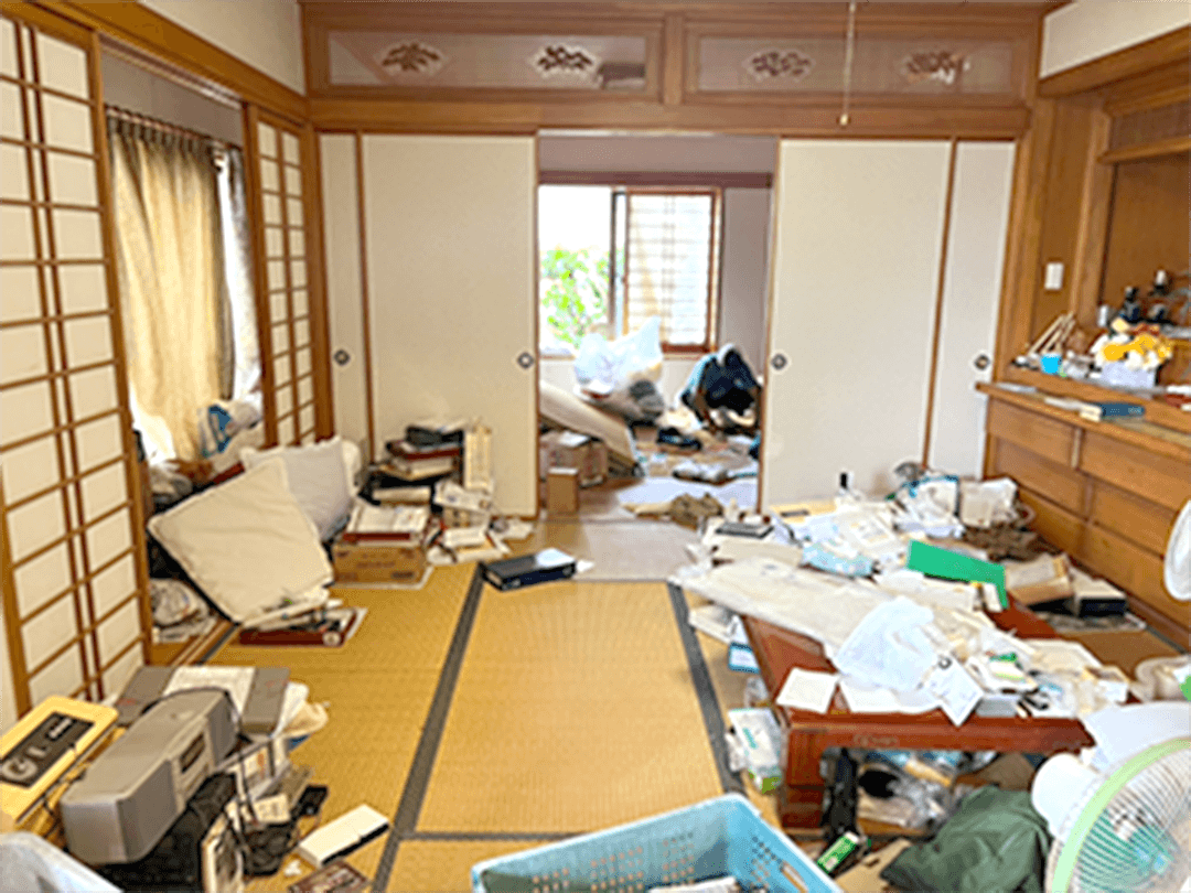 回収前：家具や生活用品が散らばった和室