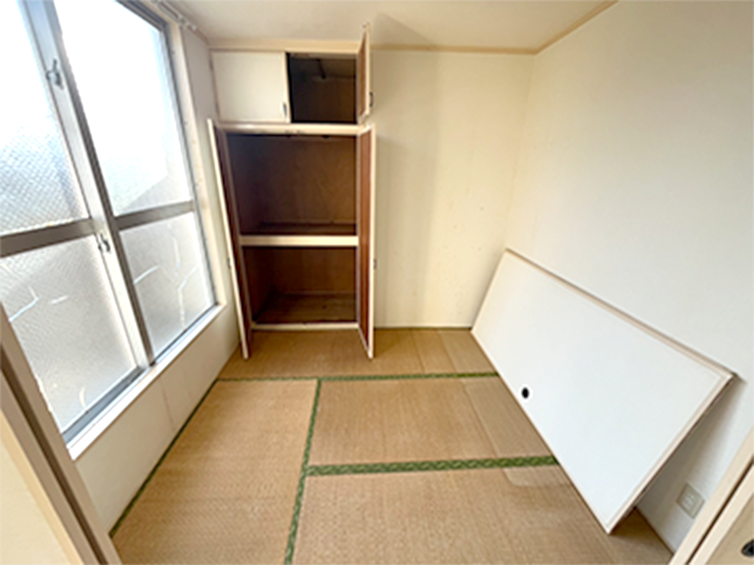 回収後：大きな家具や段ボールがなくなった和室
