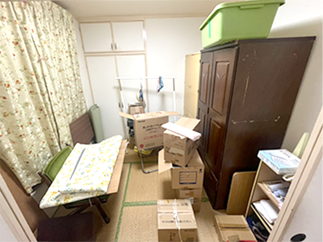 回収前：タンスや段ボールなどが置かれた和室